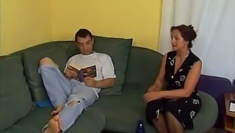 זוג גרמני מבוגר מתפנק בזוגיות טאבו עם הבן החורג