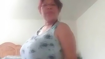 Gioco Solitario Caldo E Succoso Con Una Bomba Sexy