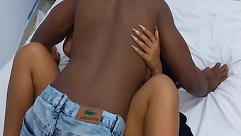 Min Partner Glædede Mig I Soveværelset, Mens Min Mand Var I Gang Med Sine Venner
