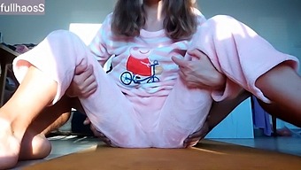 La Mia Magra Sorellastra Mi Piace Stuzzicare Le Sue Piccole Tette E La Sua Figa Bagnata In Pigiama