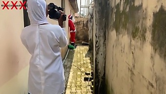 Ένα Μωρό Ντυμένο Με Χιτζάμπ Και Ο Άγιος Βασίλης Συμμετέχουν Σε Μια Εορταστική, Οικεία Συνάντηση. Εγγραφείτε Για Περισσότερα.