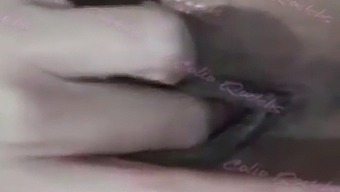 Compartilhando Ansiosamente Um Vídeo, Ela Se Aproximou Animadamente De Mim.