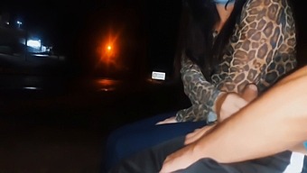 Incontro Pericoloso: Quasi Esposto A Una Donna Alla Fermata Dell'Autobus