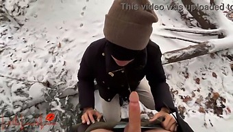 Дрочка В Общественном Парке Луны В Зимнюю Погоду