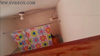 משגיחה בסתר על מלווה הנסיעות של בן זוגי