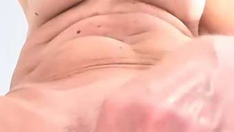 Người Phụ Nữ Trung Niên Thỏa Mãn Trong Các Hoạt Động Vui Nhộn Trong Giờ Nghỉ Làm Việc