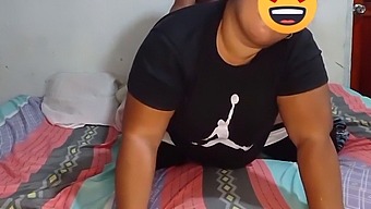 Da Sola A Casa, Mi È Permesso Fare Sesso Orale Sulle Natiche Della Mia Matrigna