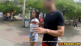 Ohromujúca Štíhla Brunetka Túži Po Análnej Penetrácii, Keď Sa Hojdá Z Fitness Vybavenia