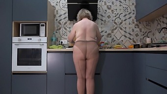 Guarda Una Moglie Voluttuosa Con Calze Di Nylon In Cucina, Che Serve Più Di Una Semplice Colazione.