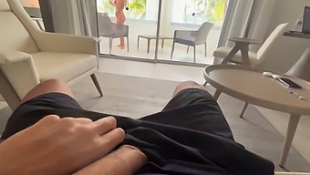 Mi-Am Descoperit Colega De Camera Autosatisfacatoare Si A Trebuit Sa Dorm Cu Ea