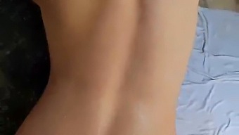 Dvaja Teenageri Si Užívajú Horúci Análny Sex A Hlasné Stonanie V Kúpeli So Šikovnými Partnermi