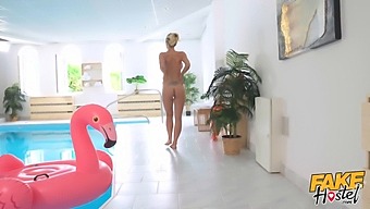 Η Ώριμη Nathaly Cherie Έχει Μια Πρωκτική Συνάντηση Δίπλα Στην Πισίνα Με Έναν Προικισμένο Σύντροφο.