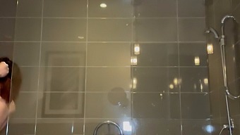 אוכל את התחת שלי בפנטזיית צעד עם אחות צעירה וחמה