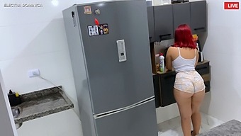 שכרתי עוזרת עם לבוש חושפני שהצית בי את תאוותי הבלתי נשלטת, המוביל למפגש אינטנסיבי