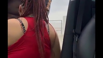 חווית Pov עם חובבן שחור נותן ראש בזמן נהיגה