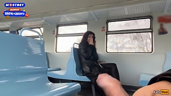 Seorang Pria Yang Asing Memberi Saya Pekerjaan Tangan Di Kereta Umum Dan Kemudian Berkeliling Kereta Api Dengan Sperma Di Wajahnya - Cumwalk.